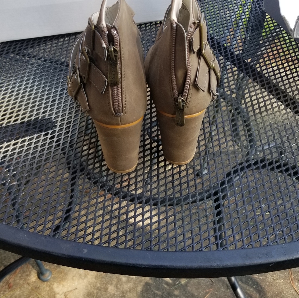 Women gladiator size 9